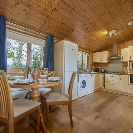 Holiday home Buzzard With Hot-tub